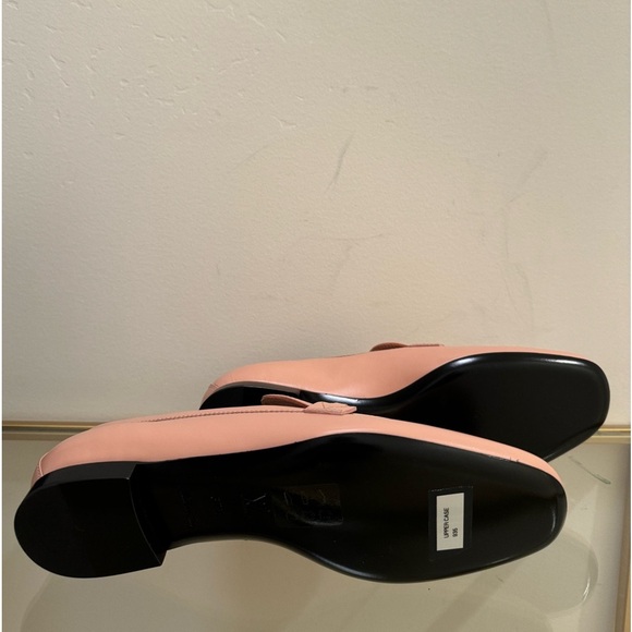 Louis Vuitton loafers in a pastel peach color with LV in gold never used - Picture 4 of 4
